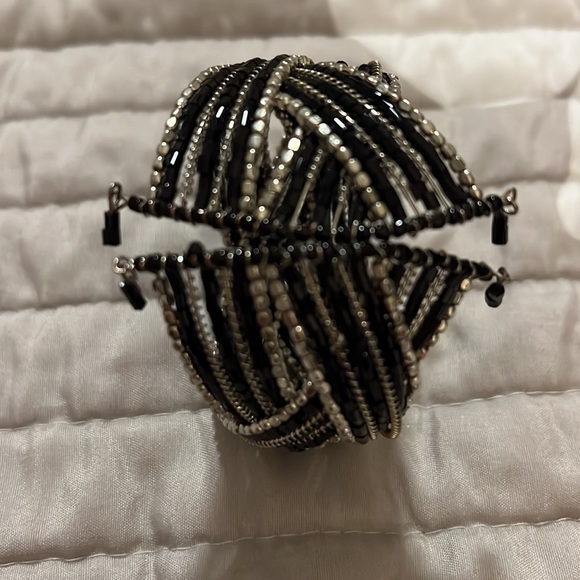 Beaded bracelet from Taiwan. One size fits most. Stretches to open and close. - Picture 3 of 6